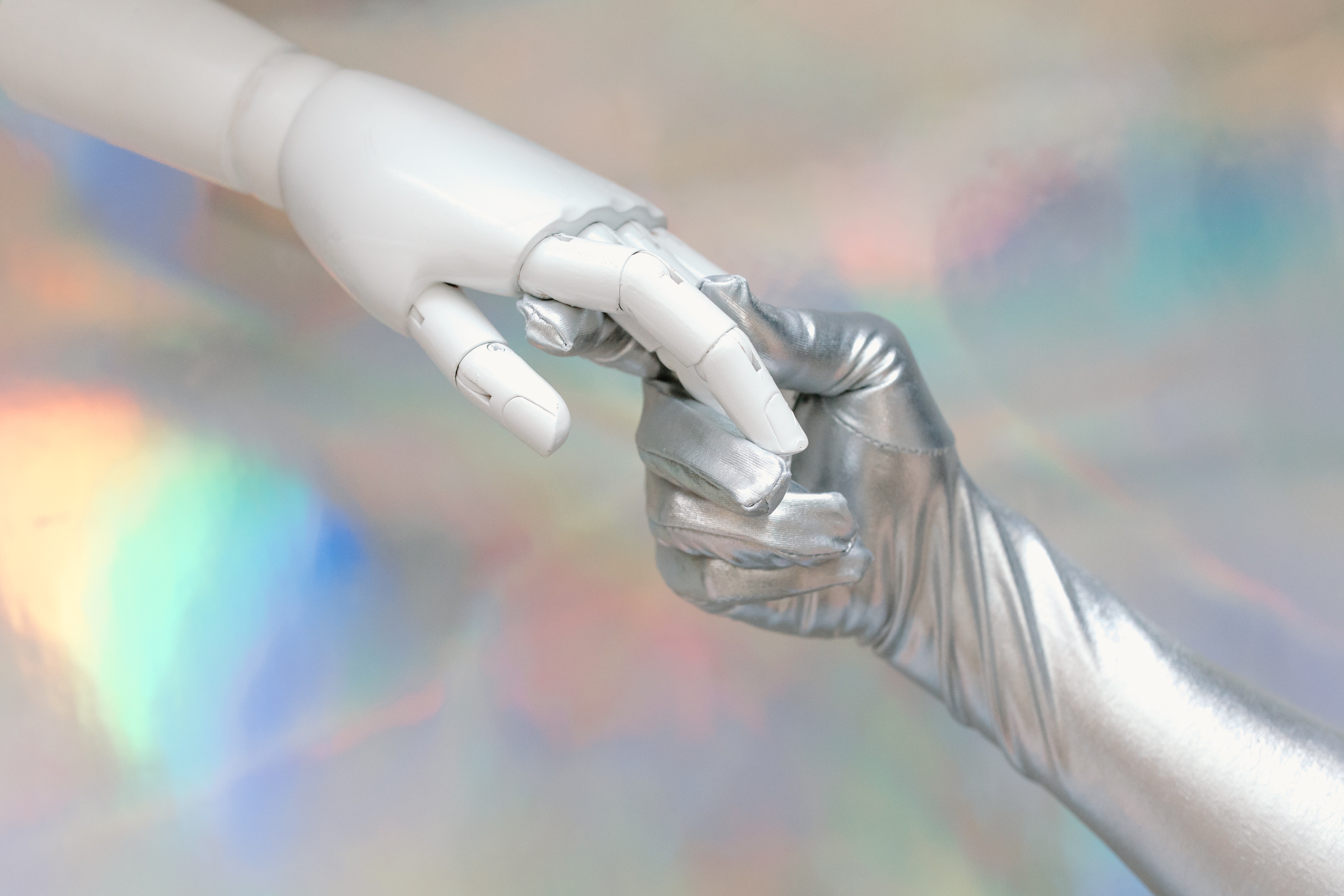 Imagen de una mano artificial y una humana cogidas entre si