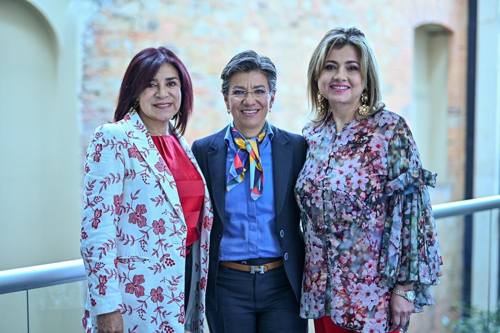 Fotografía de la nueva Directora del IDEP, la Alcaldesa de Bogotá y la directora de la Secretaria de Educación, año 2022