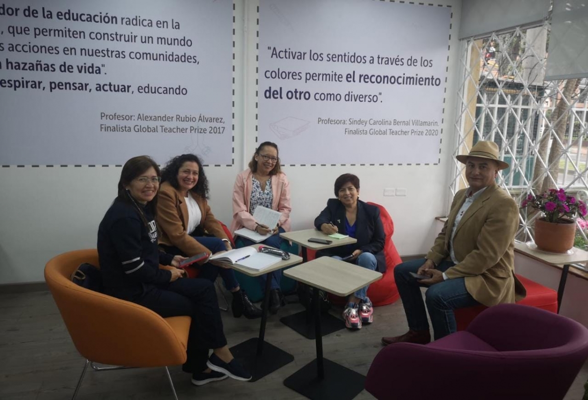 Fotografía de cuatro maestras y un maestro en una de las oficinas del IDEP