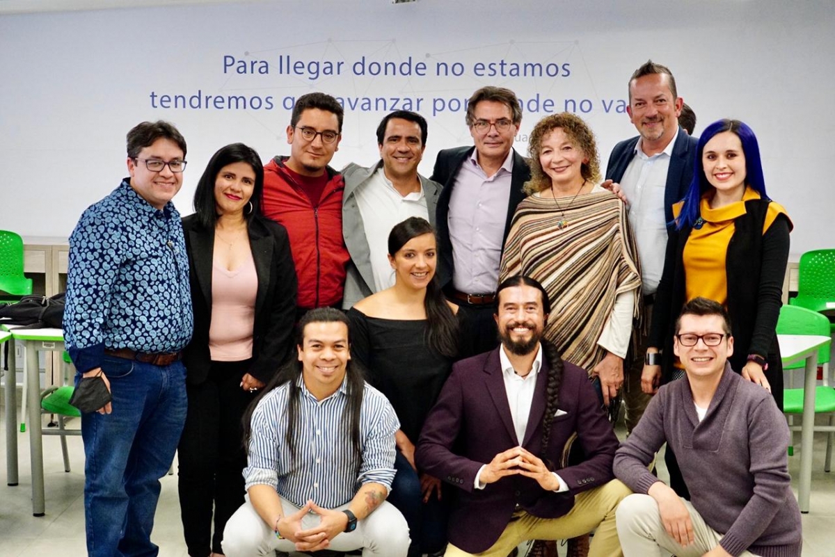 Ministro de Educación con el director del IDEP, dos asesores del IDEP, cuatro Maestras y cuatro Maestros de Bogotá