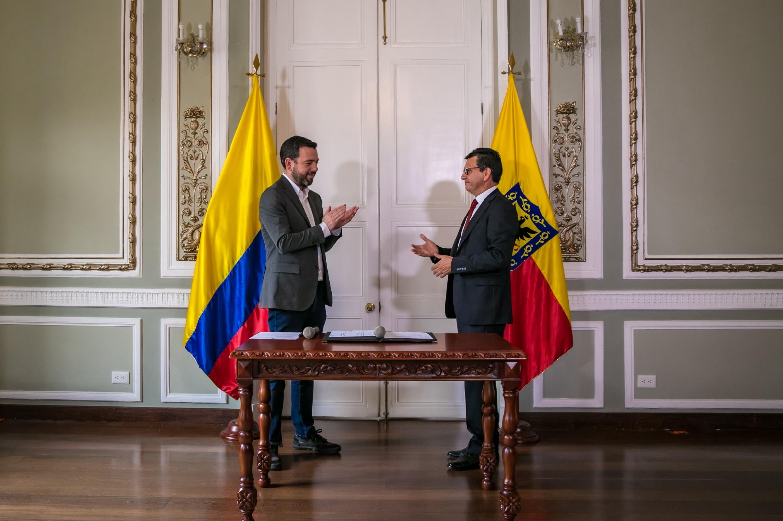 Alcalde de Bogotá Carlos Fernando Galán y el director del IDEP Mauricio Castillo Varela aplaudiendo finalizada la posesión