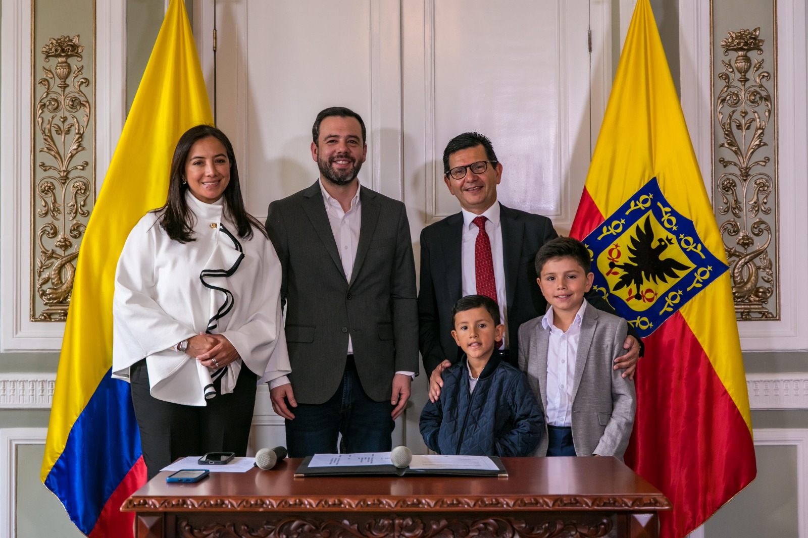 Foto del Nuevo director del IDEP Mauricio Castillo Varela junto a sus dos hijos y esposa y el Alcalde de Bogotá Carlos Fernando Galán