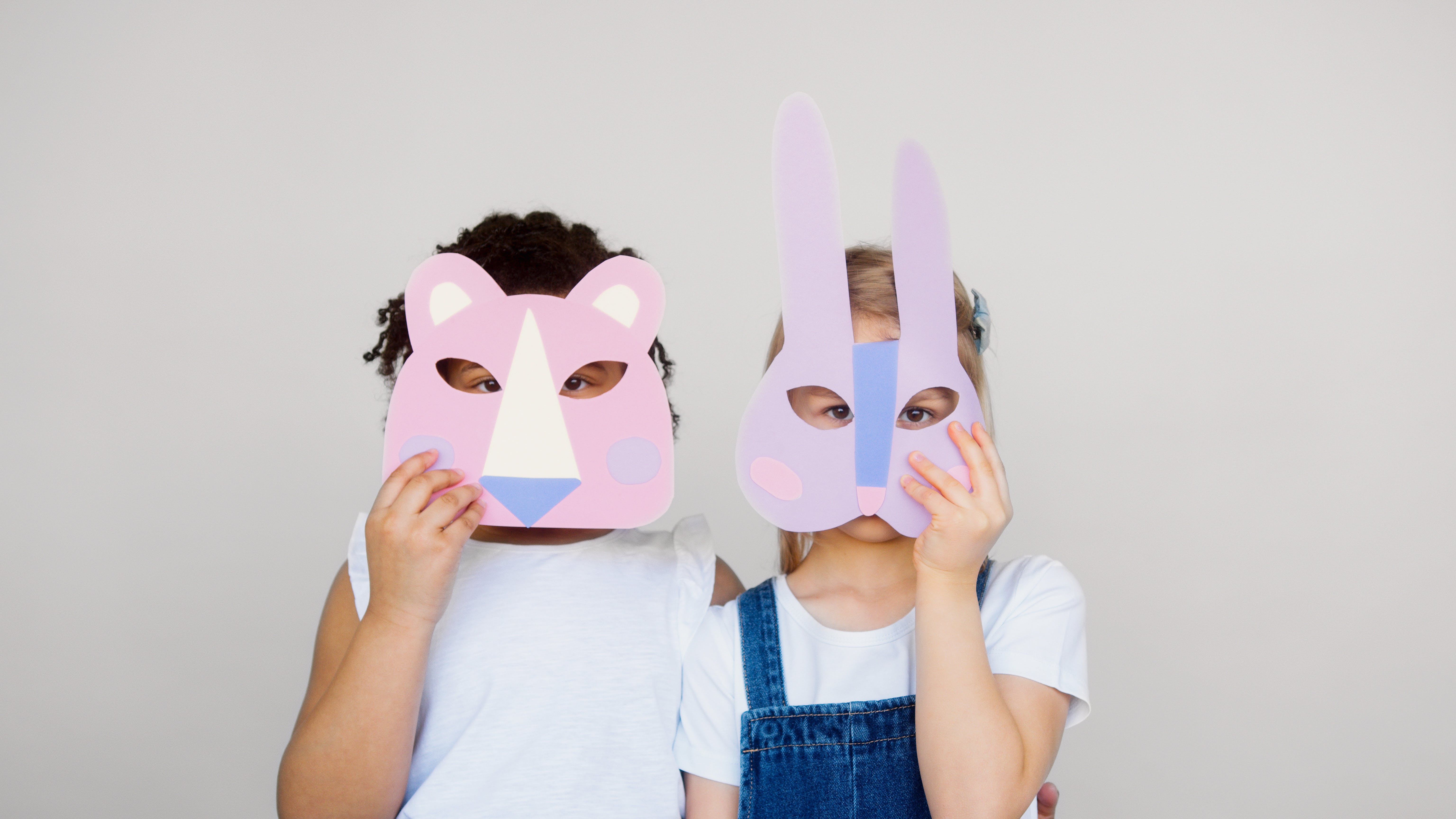 Una niña y un niño con una mascara en la cara