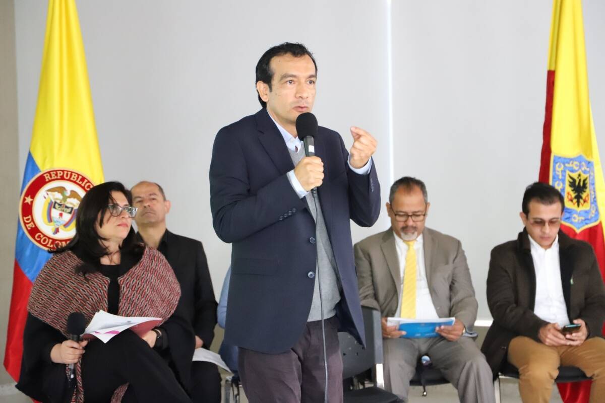 Foto del director encargado del IDEP hablando por micrófono 