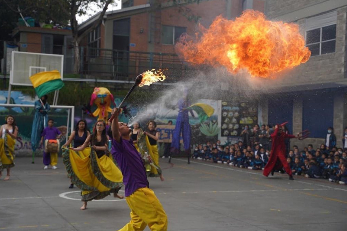 Foto de artistas, uno de ellos votando fuego por la boca