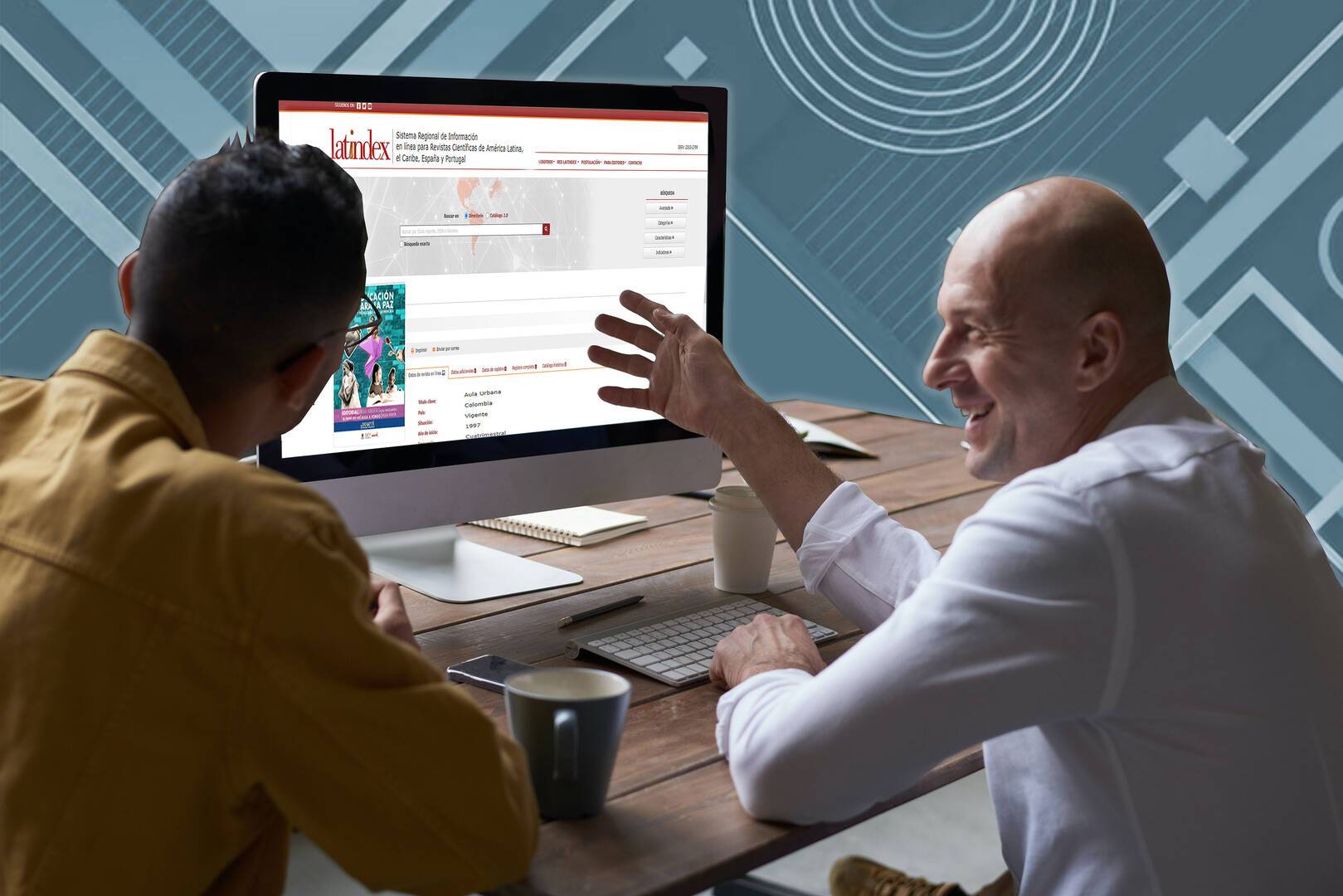 Foto de dos hombres conversando y viendo una pantalla de un computador