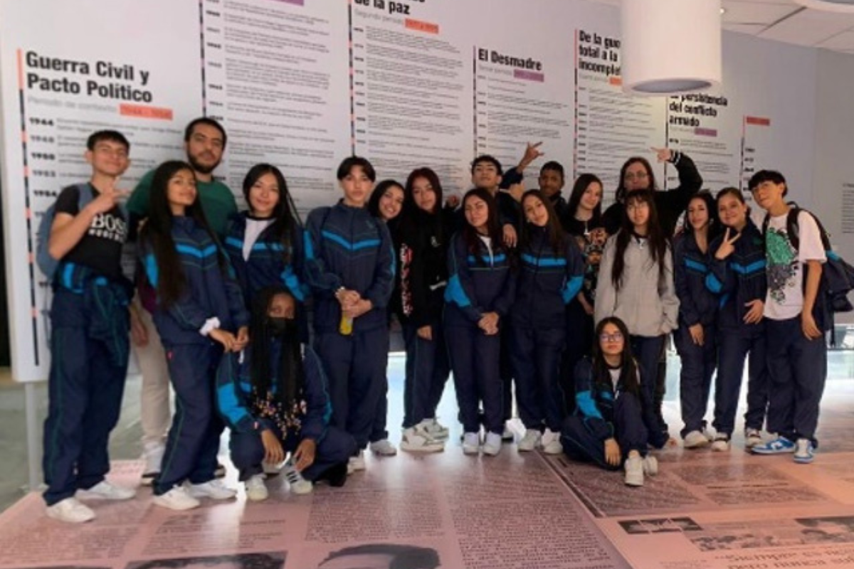 Foto de varios estudiantes que están en una exposición