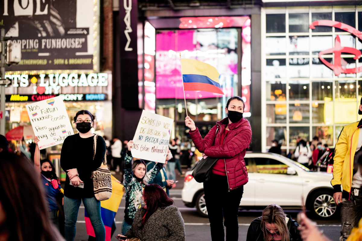 Imagen de dos mujeres en la calle con la bandera de Colombia