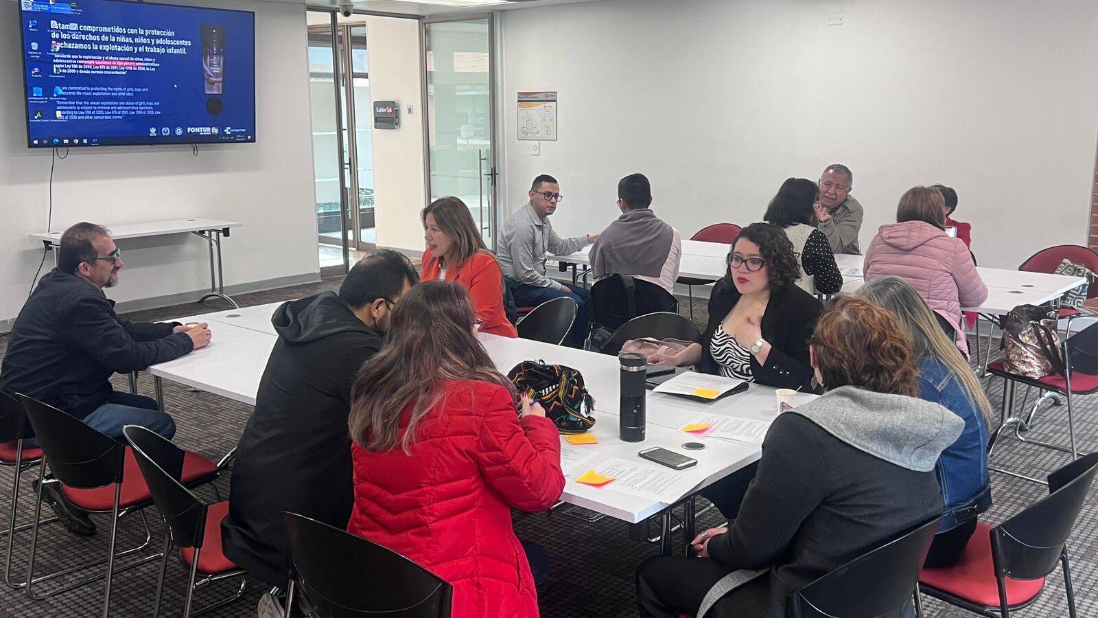 Foto de docentes reunidos en dos mesas conversando