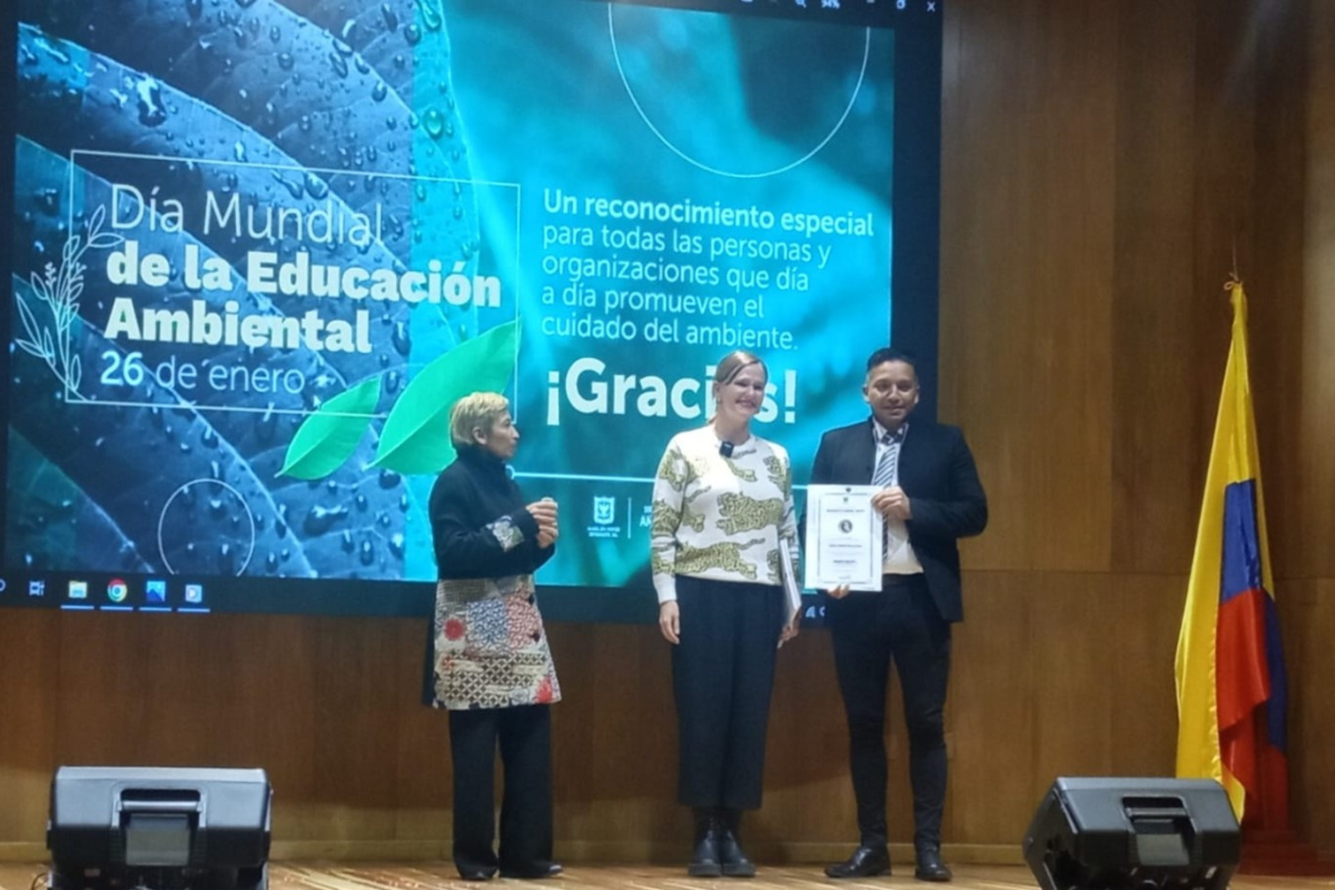 Reconocimiento Augusto Ángel Maya Ambiental, por el desarrollo de educación ambiental con tecnologías.