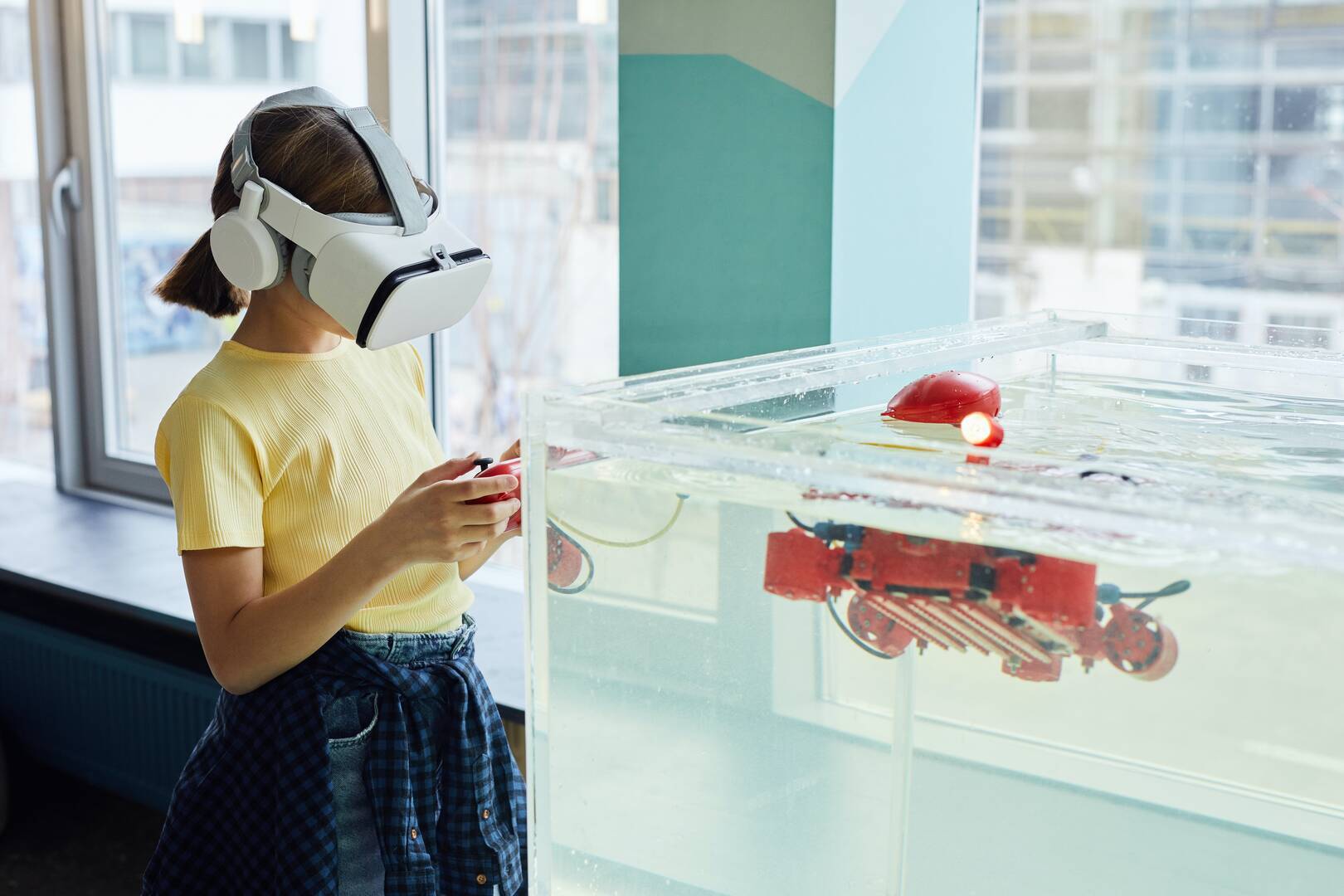 Imagen de una niña con gafas de realidad aumentada