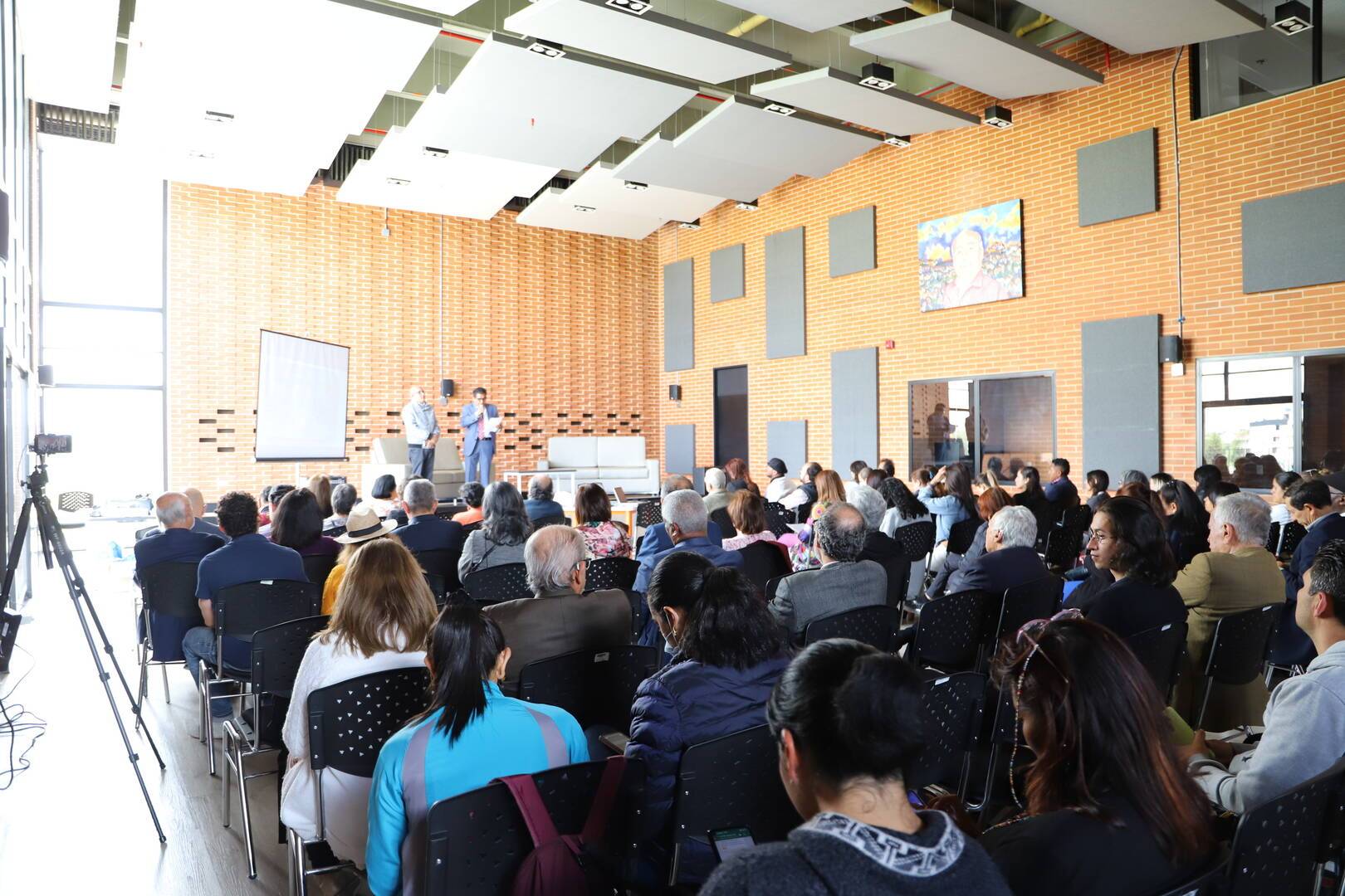 Foto de una auditorio con más de 50 asistentes