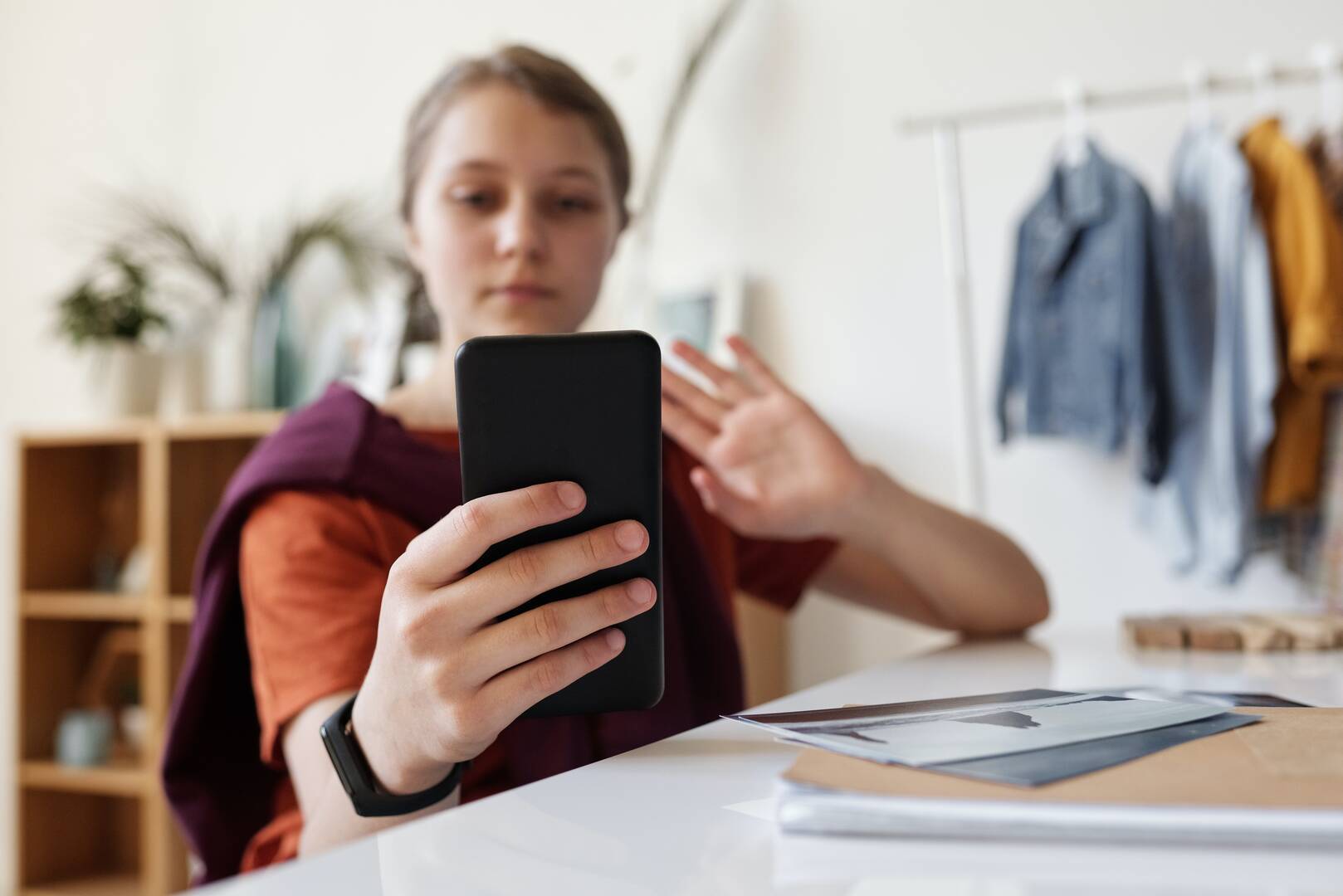 Una joven tomando una selfi con un celular