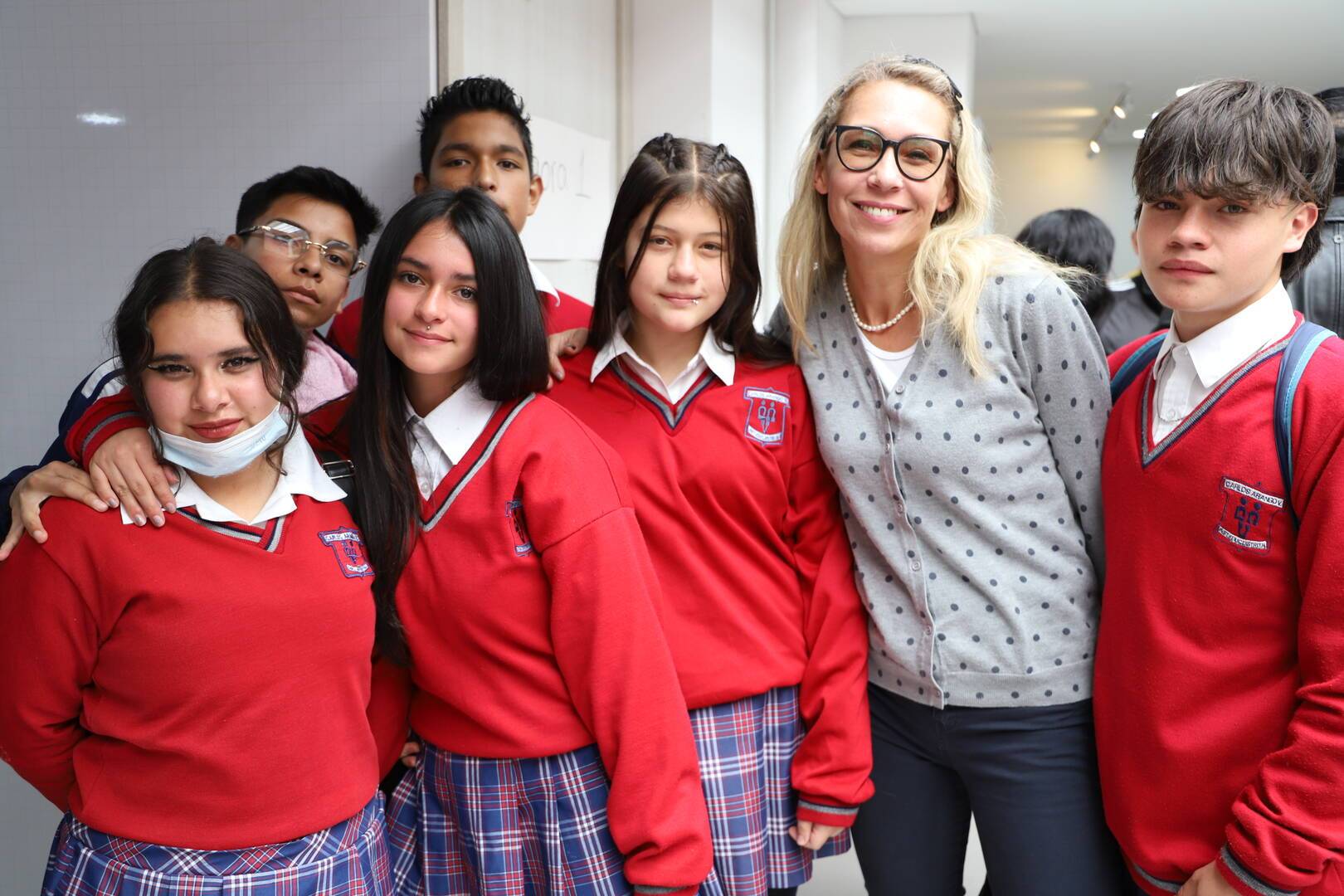 Foto de una profesora junto a 6 estudiantes
