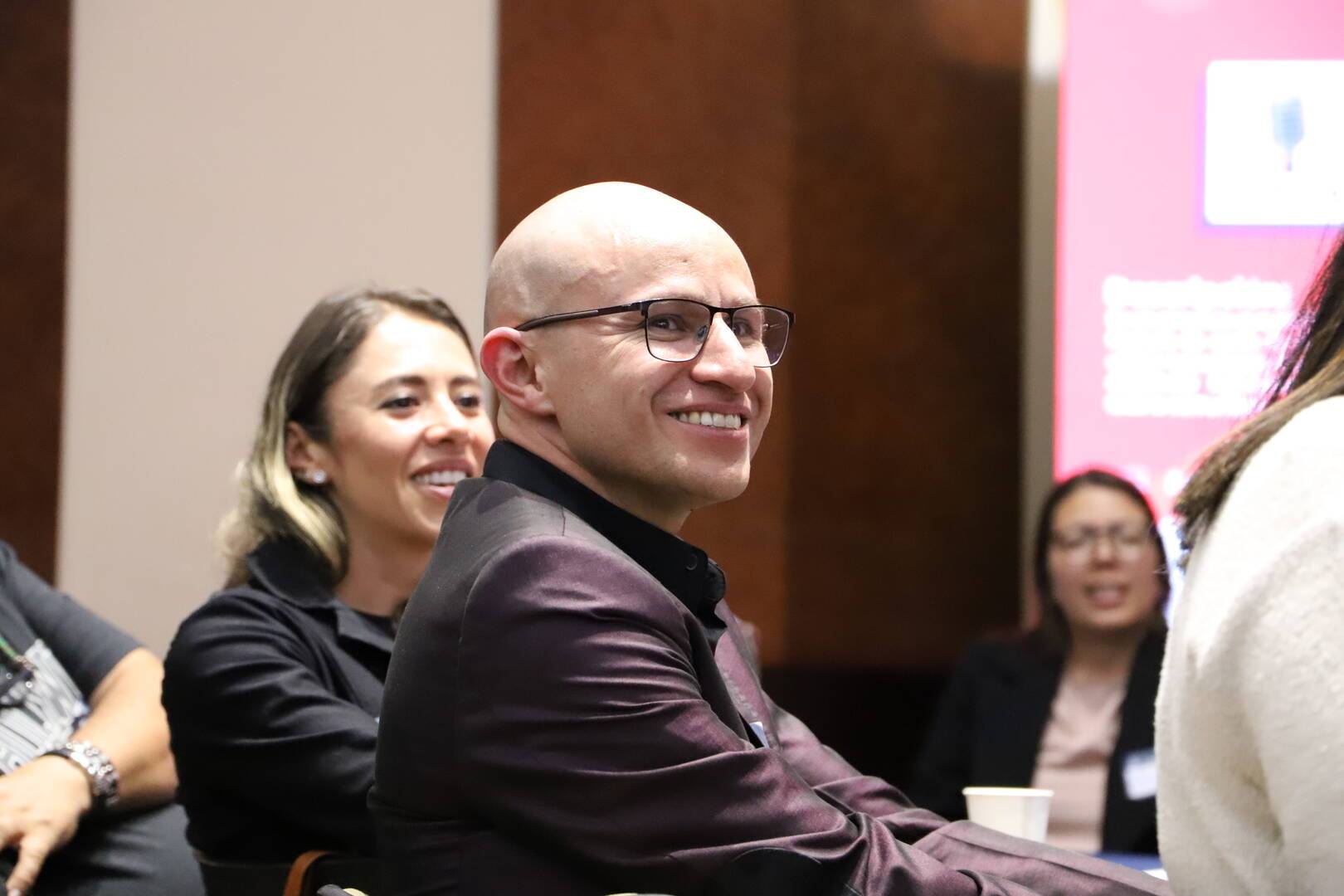 Foto de dos profesores sonriendo