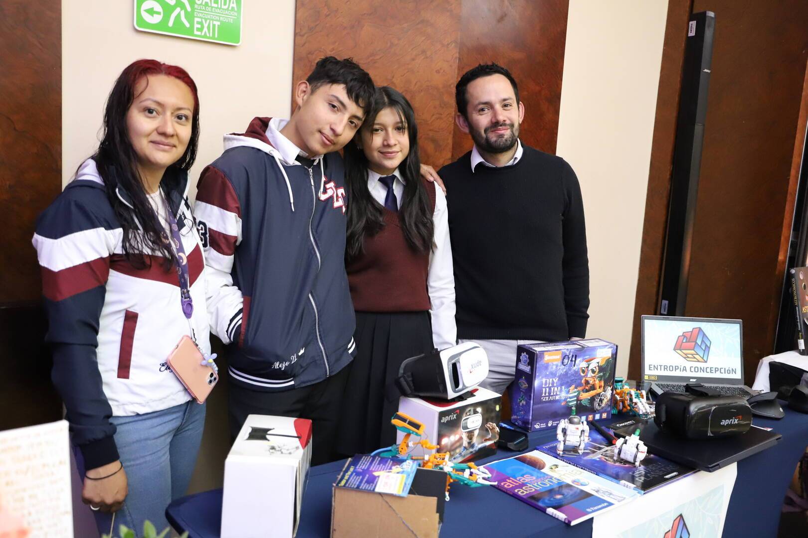 Foto de un maestro con tres estudiantes