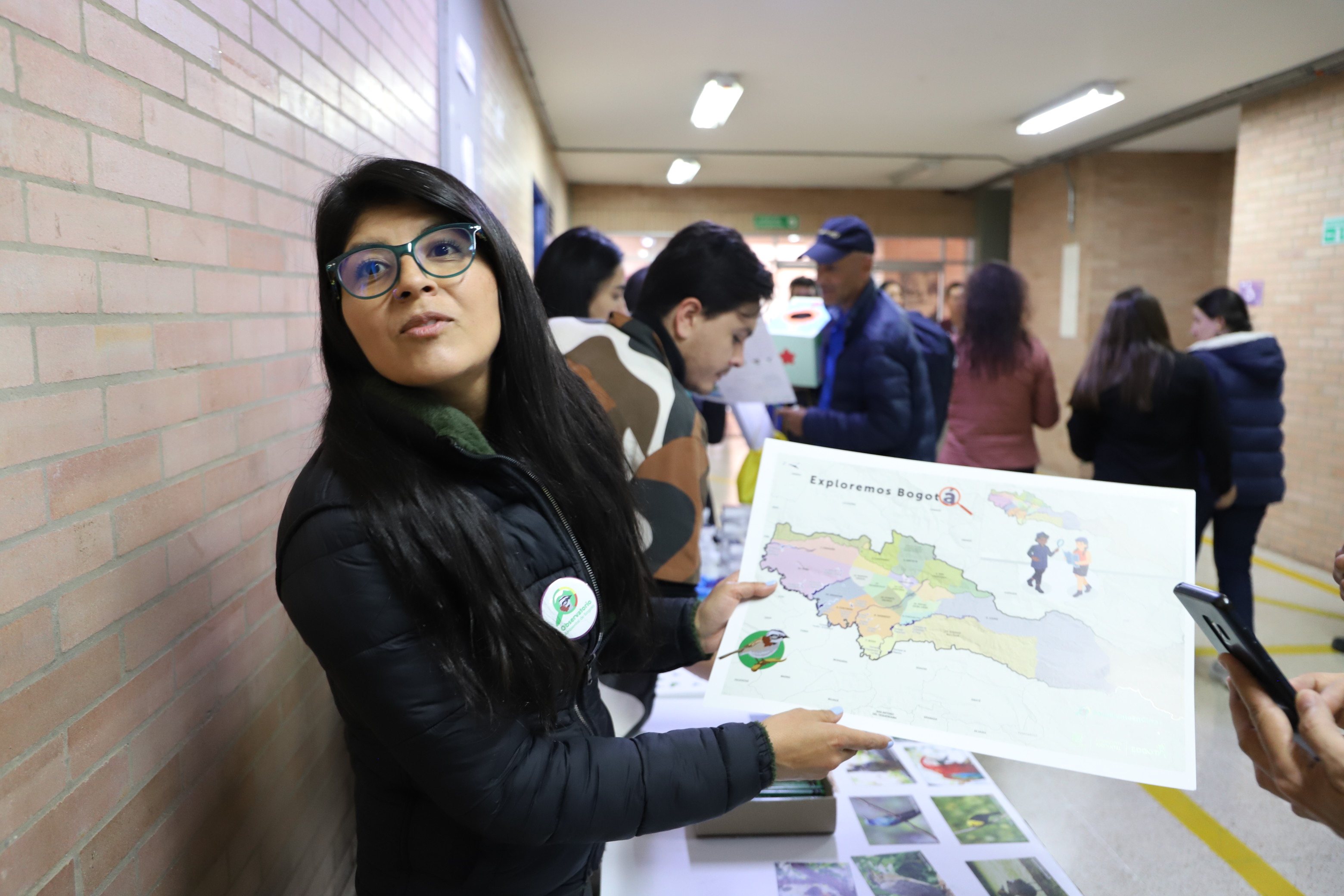 Ciudadana mostrando un mapa de Bogotá