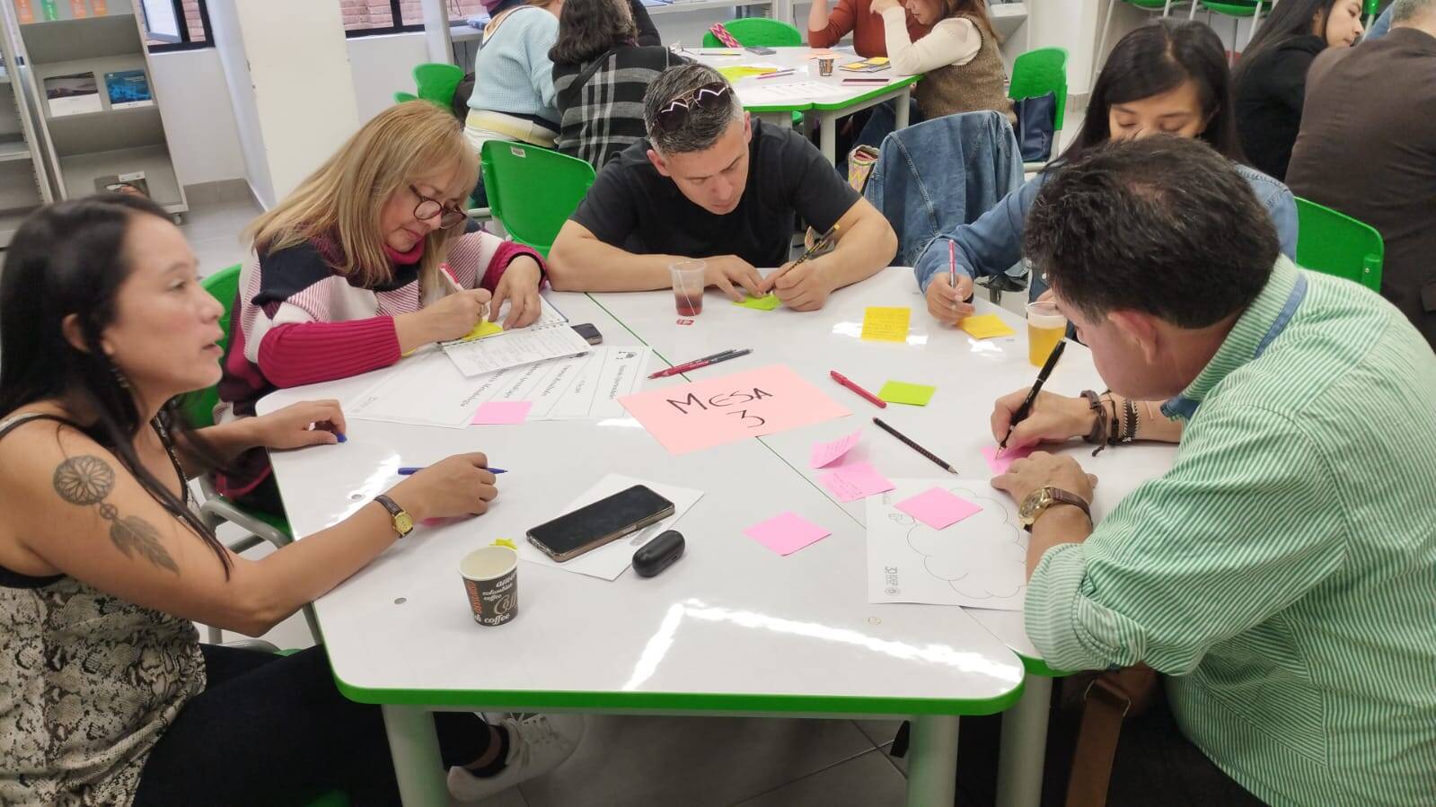 Docentes en un ejercicio pedagógico 