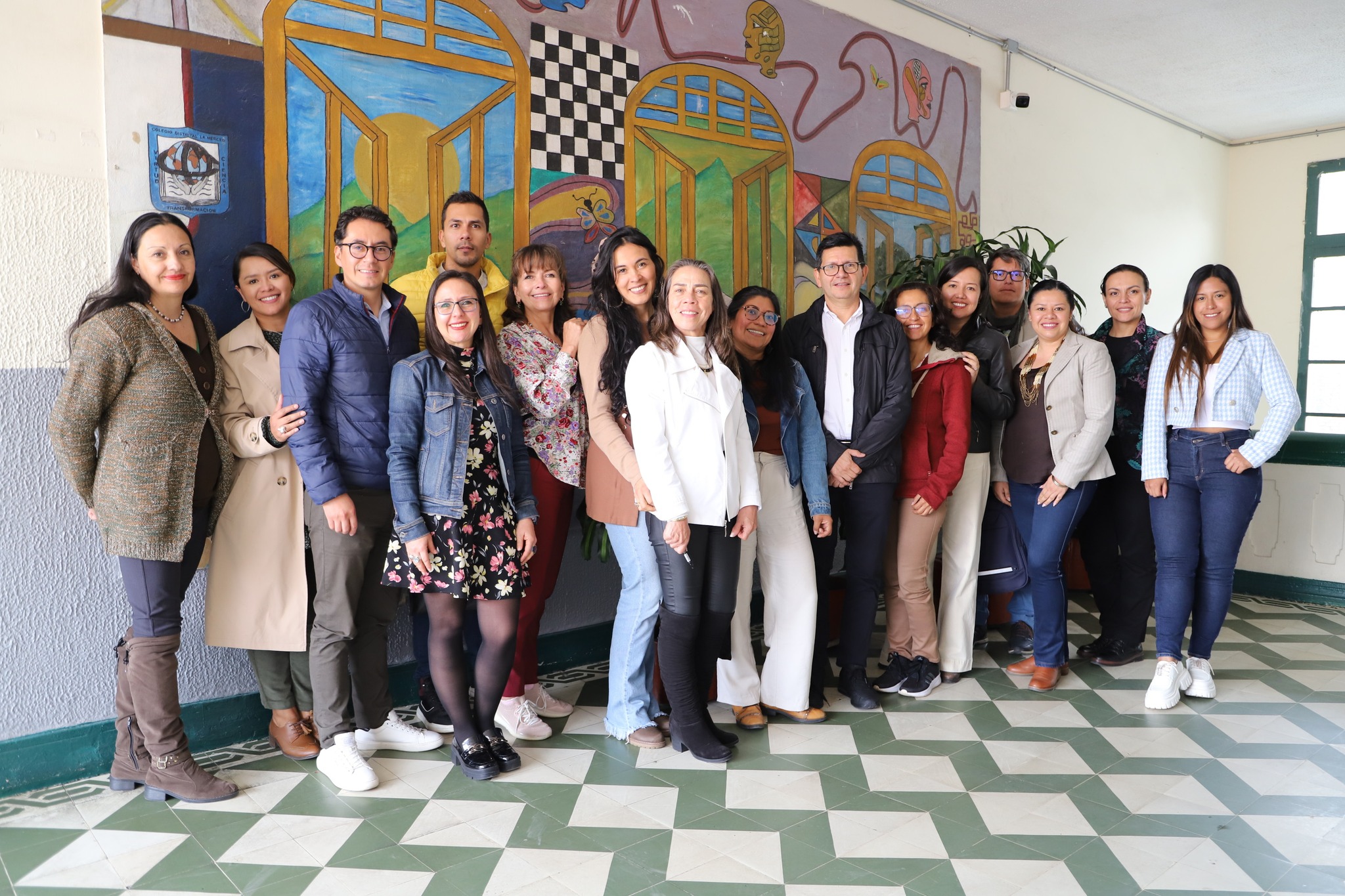 Foto de docentes, funcionarios del Idep y docentes del distrito