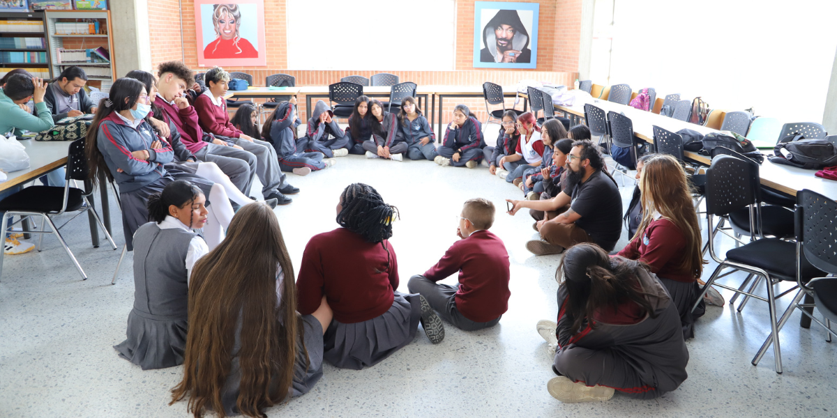 Grupo de estudiantes y docentes en una actividad en la biblioteca