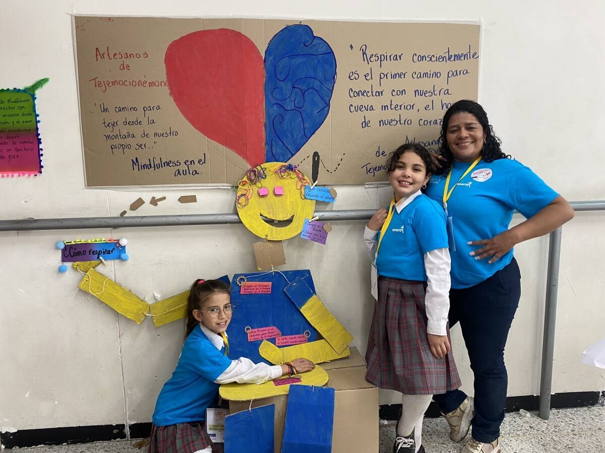 Fotografía de una profe y dos alumnas participantes