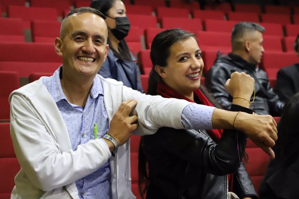 Fotografía de dos docentes participando de un taller