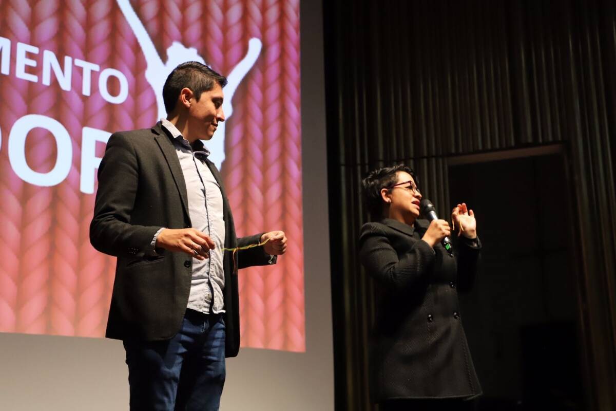 Fotografía del profesor Luis Alejandro Baquero en tarima exponiendo