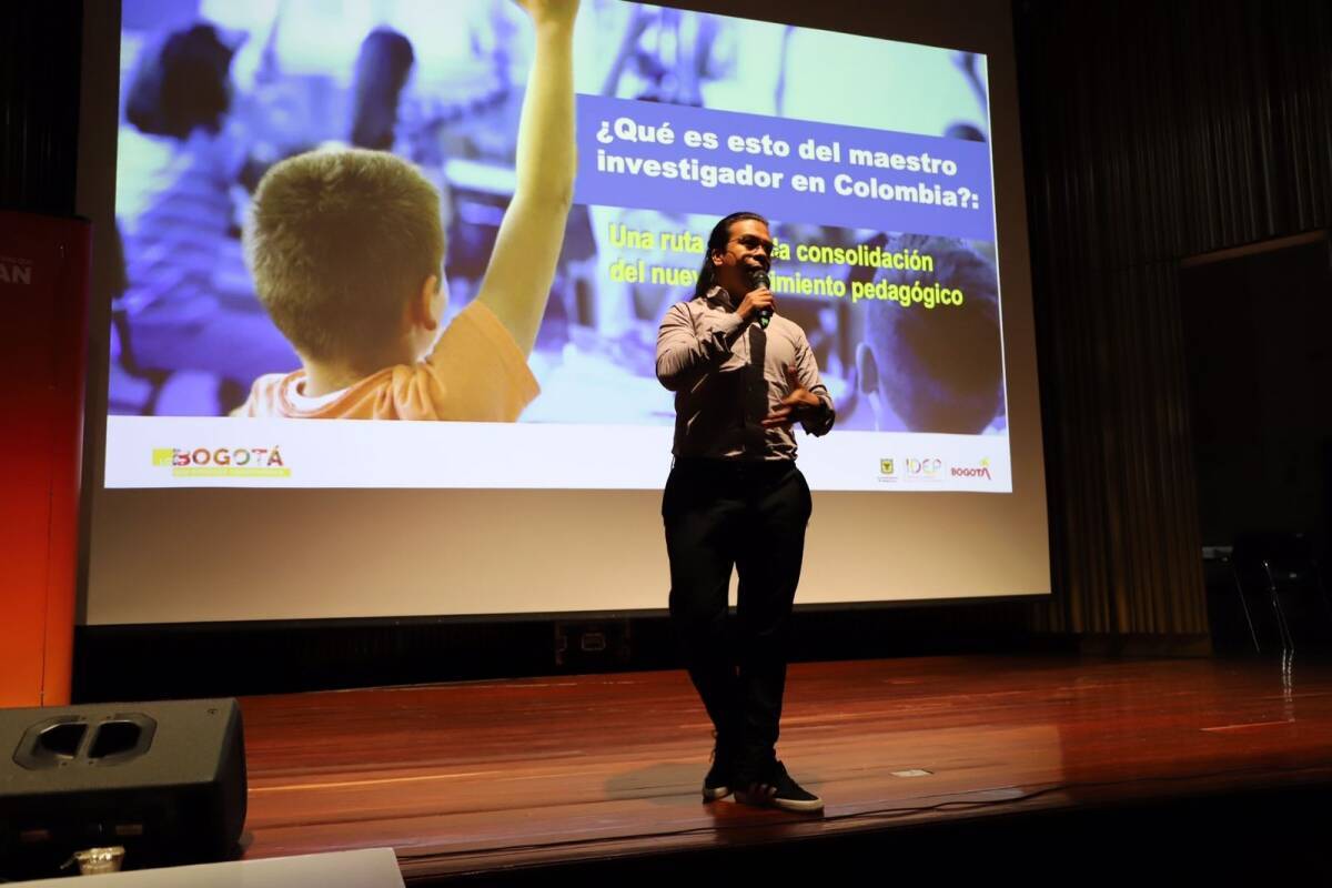 Fotografía del profesor Alexander Ballén exponiendo en el taller