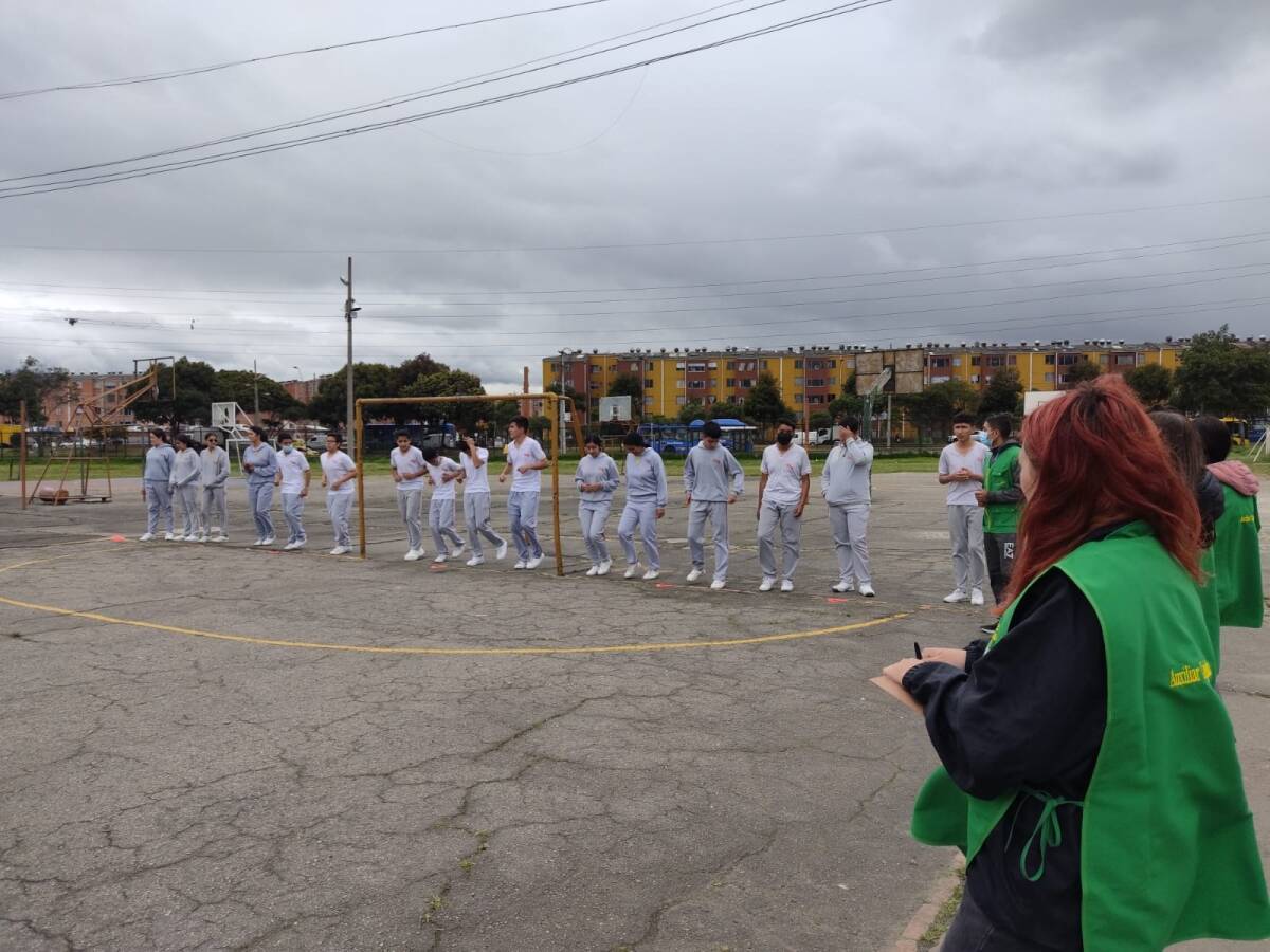 Foto de estudiantes en una cancha de micro futbol