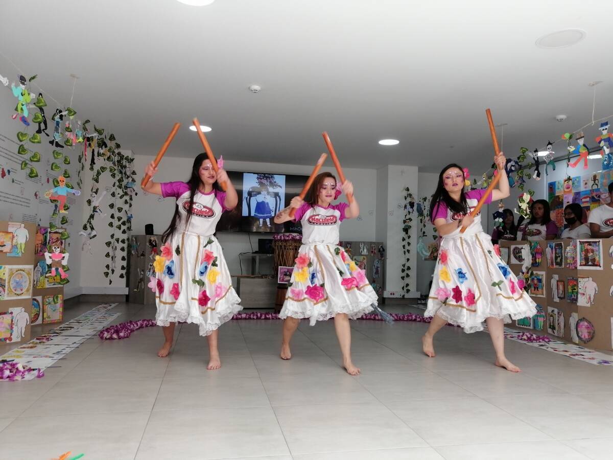 Profesoras hacen una presentación de danzas como parte de las creaciones artísticas de la puesta en escena. 