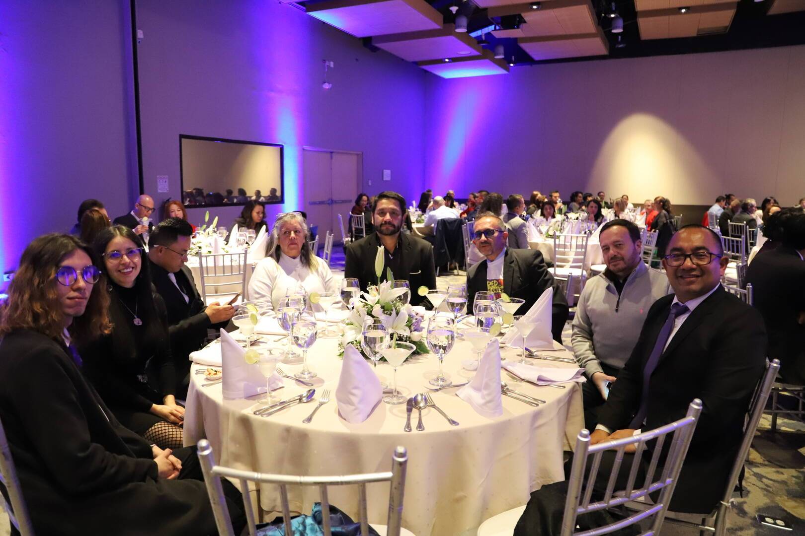 Foto de profes en una mesa de la cena de premiación