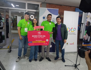 Ganadores del concurso reta, Crea, Innova 2022 por el desarrollo de paneles de abejas para polinizar cultivos.