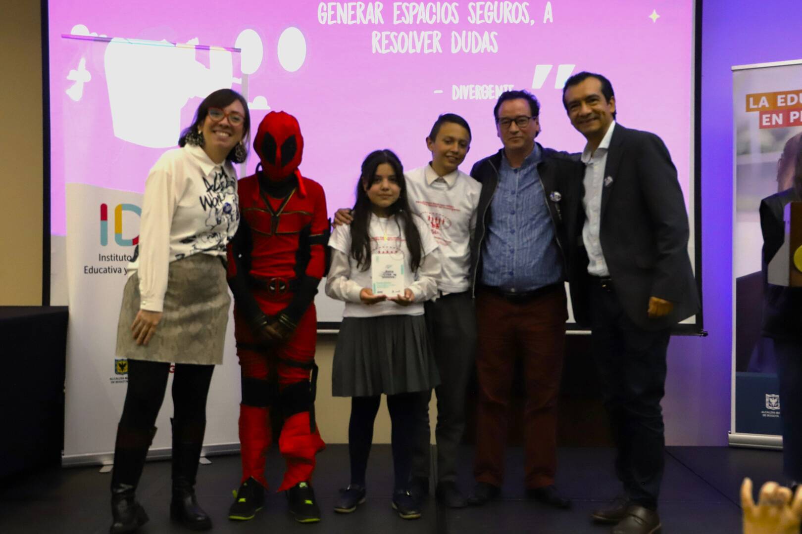 Foto de dos docentes con el Director del Idep y tres estudiantes