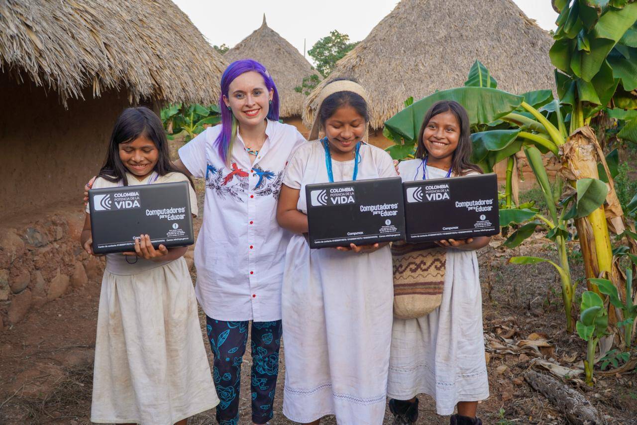 Foto de la viceministra de educación Sindey Bernal con indígenas entregando computadoras