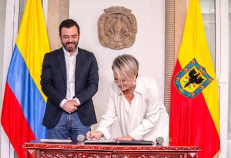 Secretaria de educación de Bogotá Isabel Segovia Opina firmando el acta de posesión al cargo