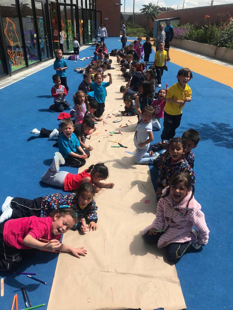 Foto de varios niños y niñas haciendo actividades de dibujo