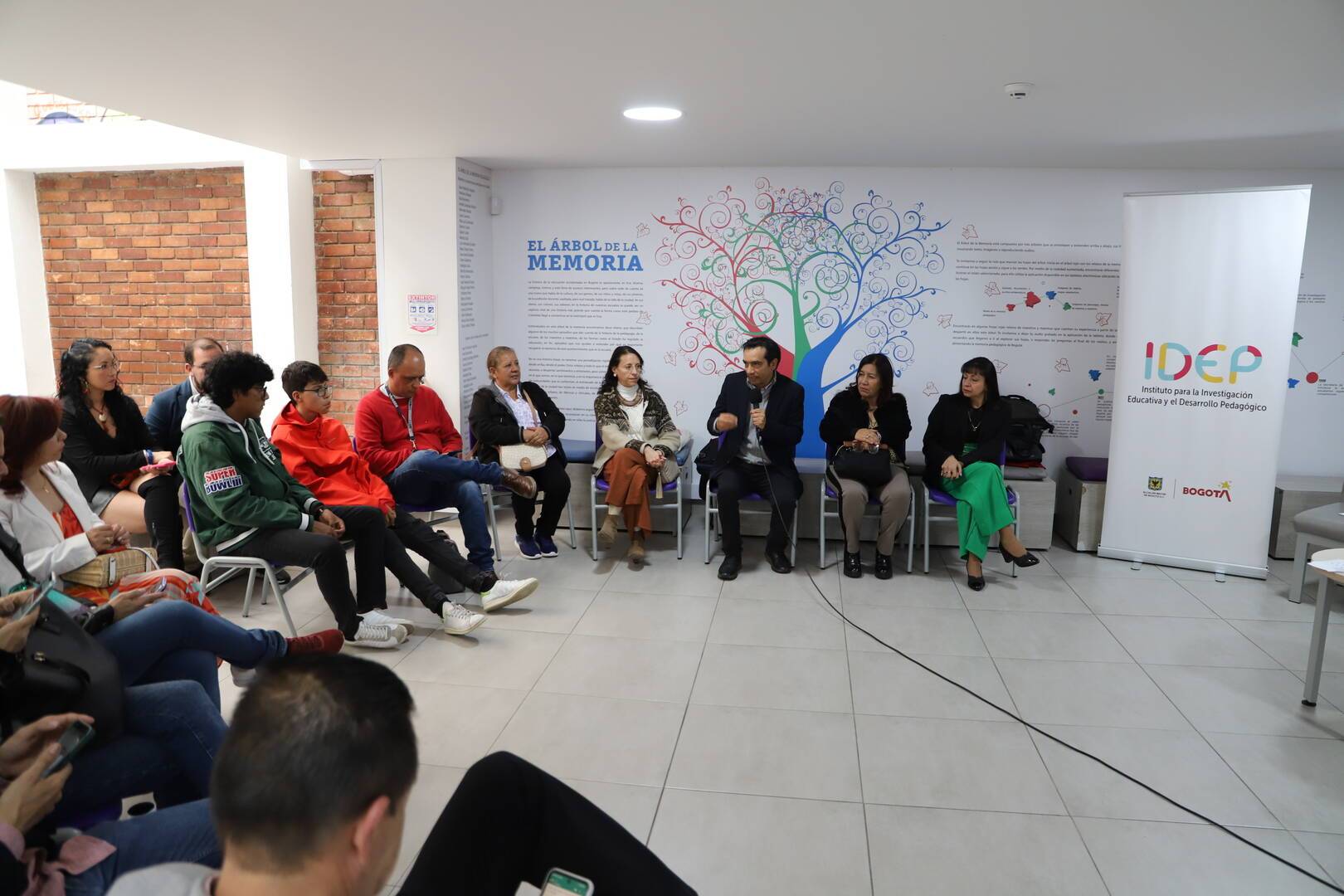 Jorge Verdugo en una charla con docentes en Ciudad Maestra