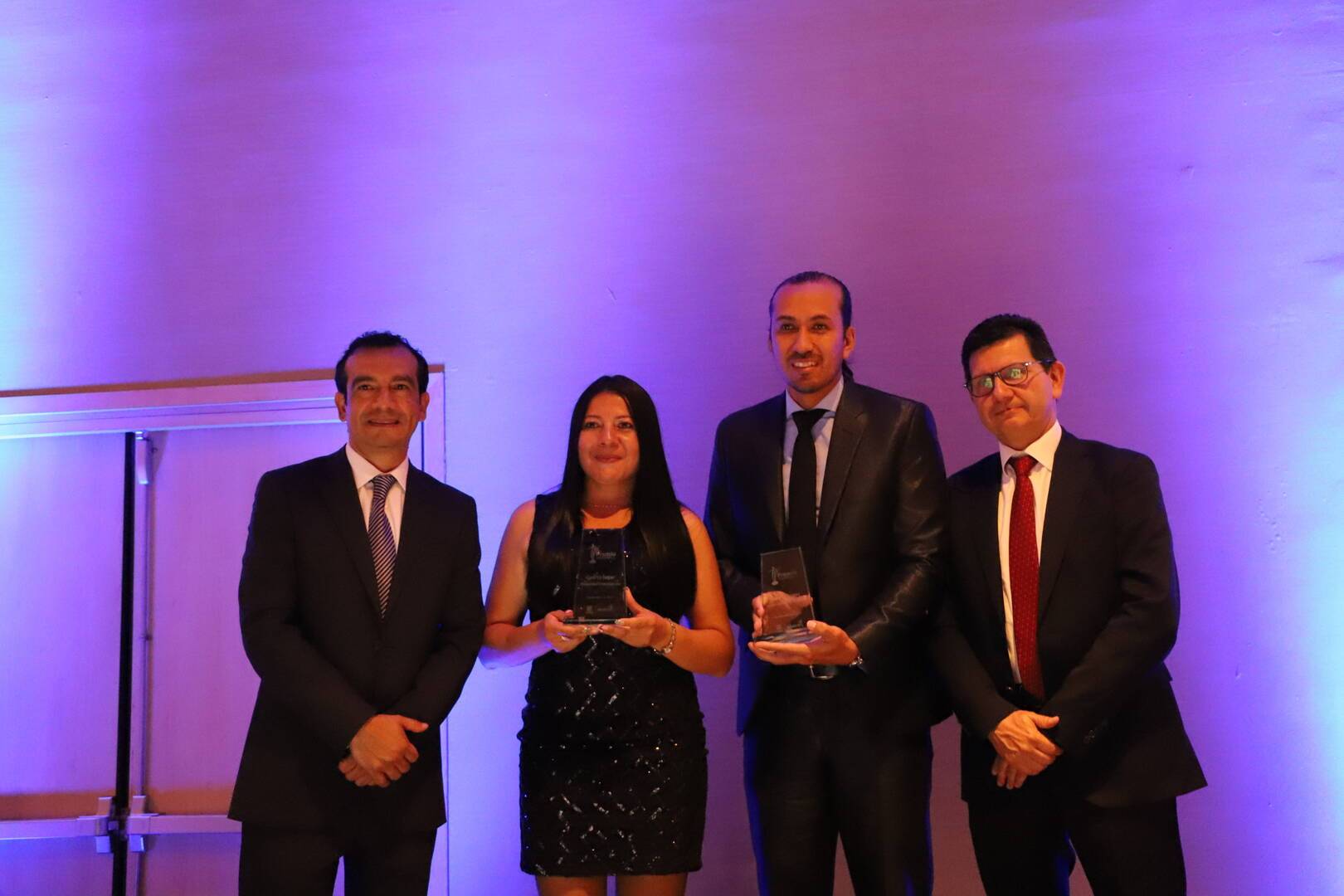 Docentes ganadores del Premio junto al director del IDEP y subsecretario de la SED