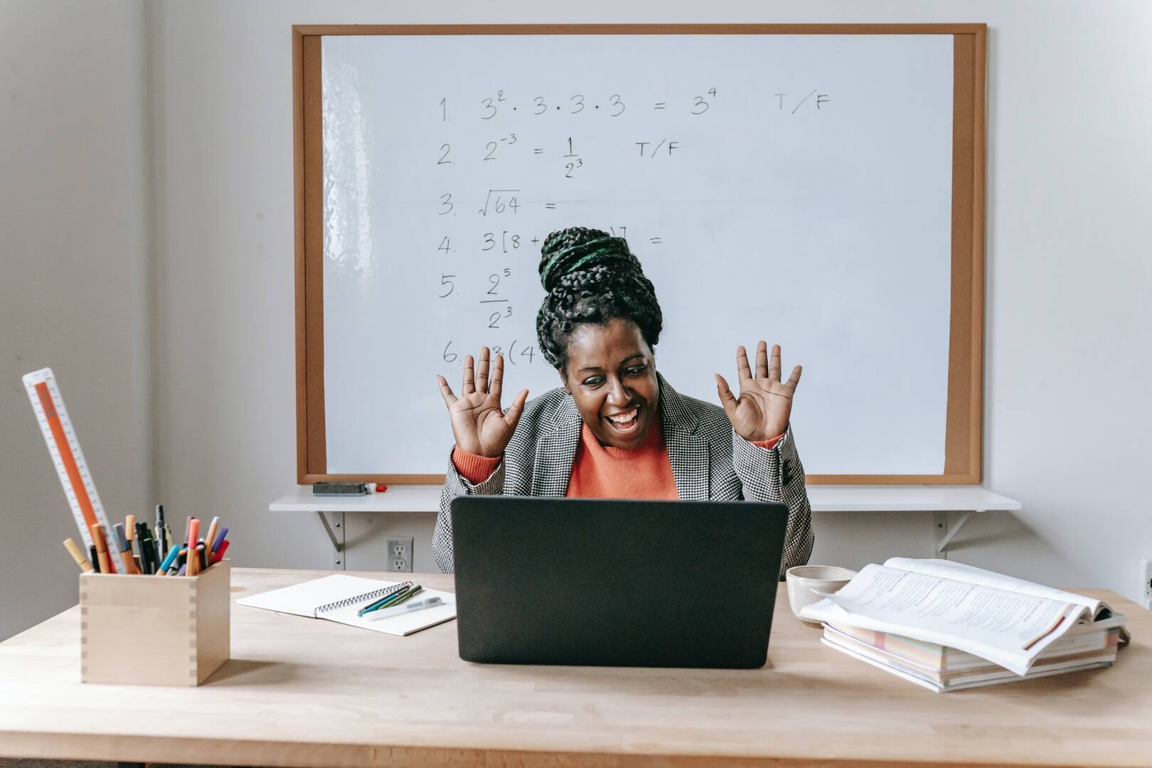 Profesora sorprendida viendo algo en el portatil