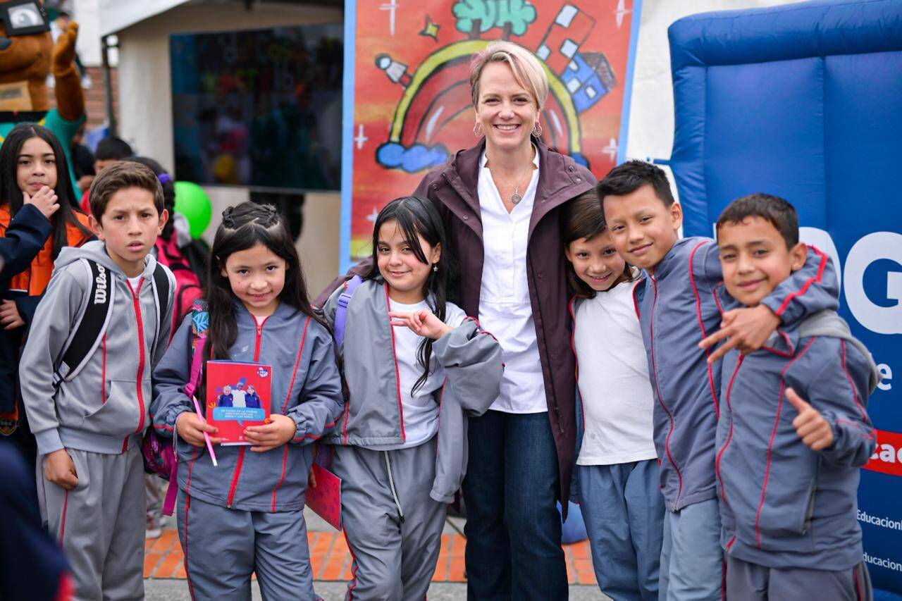 Foto de la secretaria de educación Isabel Segovia junto a 6 estudiantes