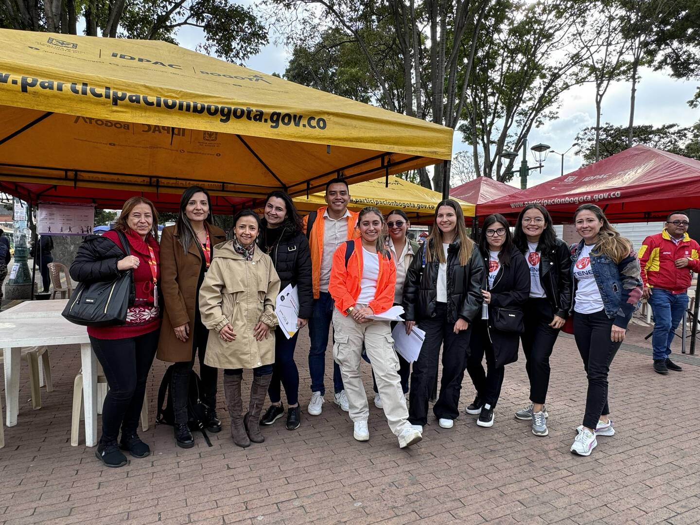 Foto de varios funcionarios y funcionarias del IDEP y ANTENEA